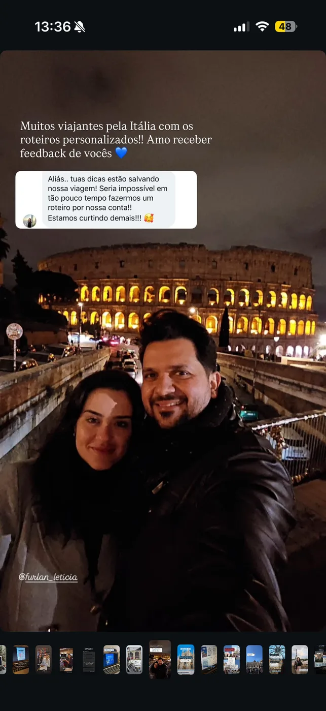 Casal em frente ao Coliseu à noite, com depoimento sobre o roteiro personalizado