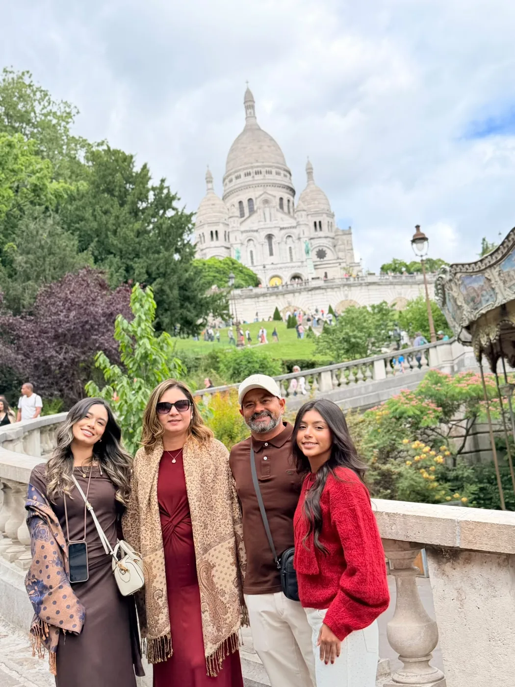 Clientes da Travel by Carol em Paris, com a Basílica de Sacré-Cœur ao fundo